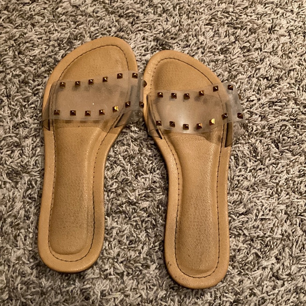 Comfy sandals with jewels on the front